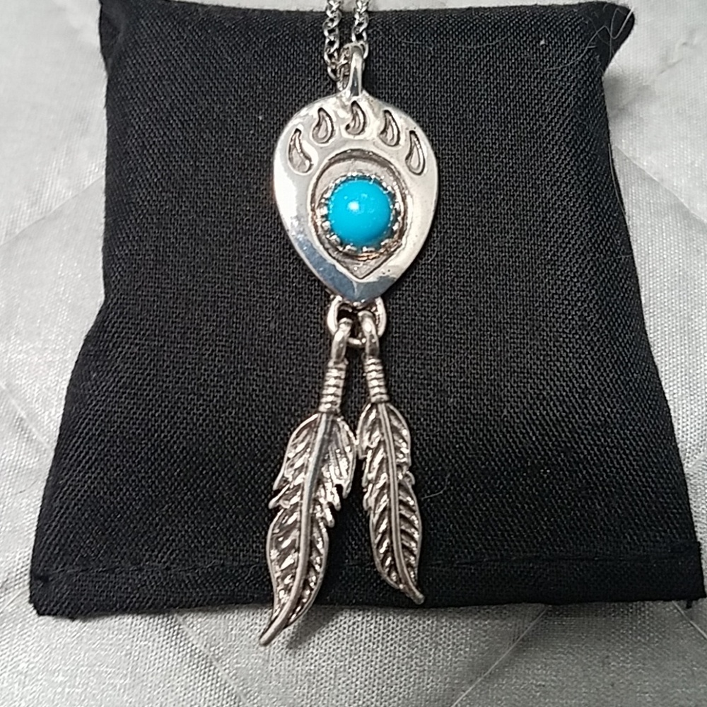 Silver bear claw and feather necklace NWOT